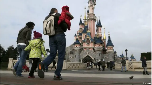 ڈزنی لینڈ پیرس کے قریب ہوٹل سے گرفتار ہونے والے مسلح شخص کے مطابق وہ اپنی سلامتی کے بارے میں خوفزدہ تھا