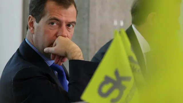 Дмитрий Медведев и логотип "Сколково"