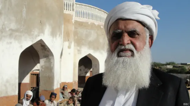 مدرسہ گلزار خلیل کے سربراہ پیر ایوب جان کہتے ہیں کہ وہ کسی کو جبری مسلمان نہیں کرتے