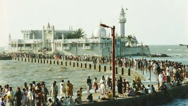 درگاہ کے ترجمان کا کہنا ہے کہ خواتین تو اب بھی وہاں جاتی ہیں