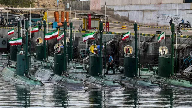 Iran menggelar latihan angkatan laut awal pekan ini yang mencakup operasi pemantauan.