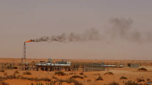 سعودی عرب میں حکومتی آمدن کا تقریباً 80 فیصد حصہ تیل کی فروخت سے حاصل ہونے والی رقم پر مشتمل ہے 