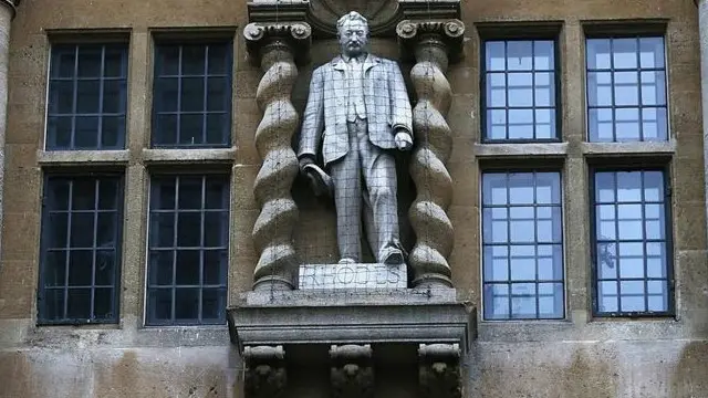 کالج کا کہنا ہے کہ یہ مجسمہ تاریخ کی پیچیدگی کی یاد دلاتا ہے اور نوآبادیاتی ورثے کا حصہ ہے