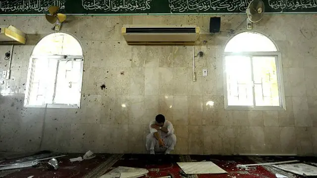 وزارت داخلہ کے مطابق دوسرے حملہ آور کو نمازیوں نے قابو میں کرتے ہوئے دھماکہ کرنے سے روک دیا (فائل فوٹو)