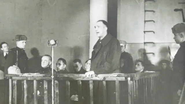 Підсудний дає показання трибуналу