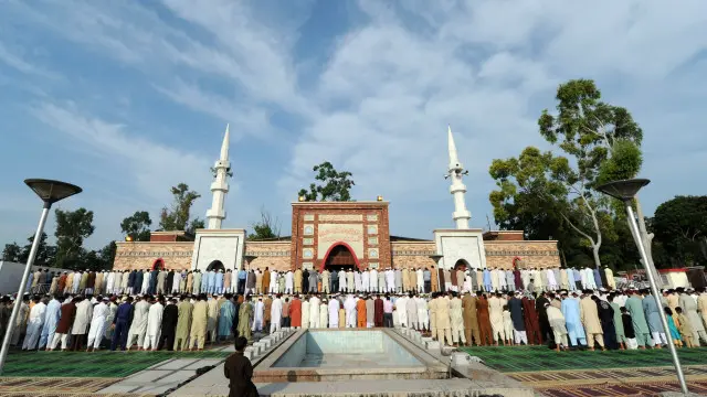 2007 میں امن ِ عامہ و قومی سلامتی کے لیے خطرناک تجاوزات تصور کرتے ہوئے اس کمپلیکس کے مکینوں کو بے دخل کردیا گیا اور پھر دبے پاؤں سب آہستہ آہستہ کیسے واپس آ گئے؟