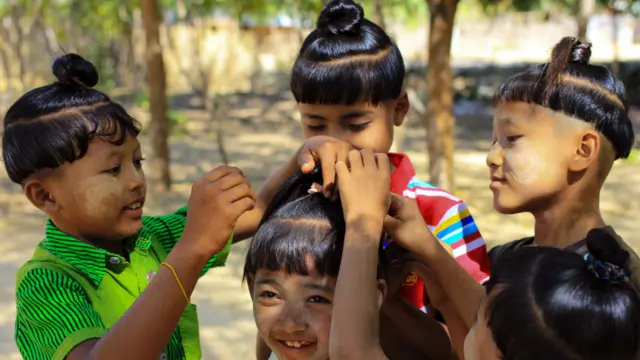 ညောင်ဦးခရိုင်၊ စက်စက်ယို ကျေးရွာမှာ ရှိတဲ့ ကလေးတွေ အားလုံးဟာ သျှောင်ပေစူး ခေါ် ဆံရစ်ဝိုင်း ဆံပင်ပုံစံကို ထားရှိကြပါတယ်။