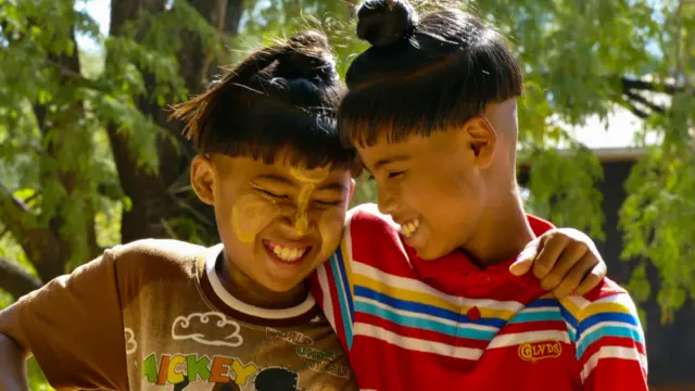 မြန်မာရိုးရာ အမွေအနှစ်ကို ထိန်းသိမ်းတဲ့ အနေနဲ့ ရွာဦးကျောင်း ဆရာတော်ရဲ့ မိန့်မှာချက်နဲ့ အခုလို သျှောင်ပေစူး ထားကြတာလို့ သိရပါတယ်။