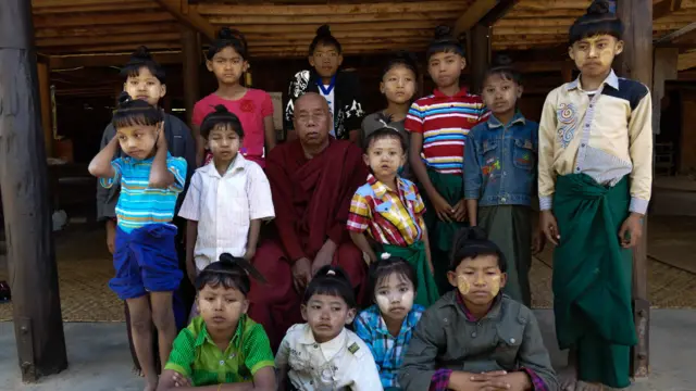 ရွာဦးကျောင်း ဆရာတော် ဦးနာယဒနဲ့ သျှောင်ပေစူး ကလေးတွေ။