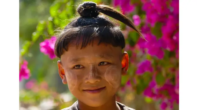 ဒီရွာက ယောက်ျားလေးတွေ အားလုံး သျှောင်ပေစူး ထားကြသလို