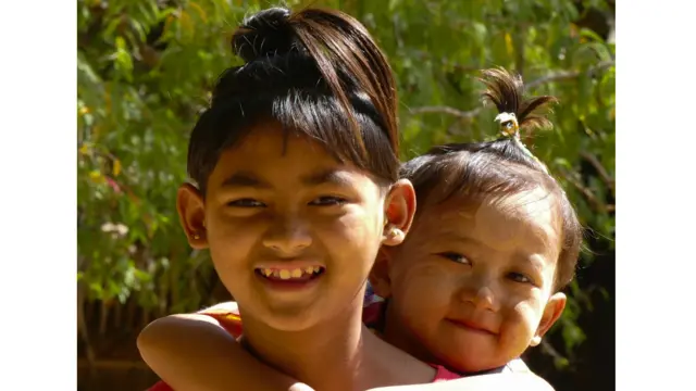 မိန်းကလေးတွေ အားလုံးလည်း ဆံရစ်ဝိုင်း ထားရှိကြ။