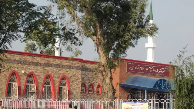 لال مسجد آپریشن پر عدالتی کمیشن نے واقعہ کے چھ برس بعد مارچ 2013 میں رپورٹ مکمل کی۔ سپریم کورٹ نے رپورٹ کا ایک حصہ اور دستاویزات سربمہر کردیں اور باقی رپورٹ کی جزوی اشاعت کی اجازت دے مگر یہ جزوی اشاعت بھی نہ ہو پائی