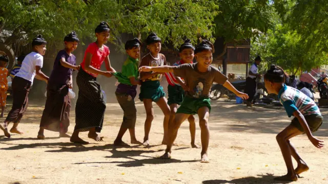 မြန်မာရိုးရာ ဆံပင်ပုံစံ သျှောင်ပေစူးတွေ ကိုယ်စီနဲ့ မြန်မာရိုးရာ ကစားနည်းကို ကစားကြပုံက ဒီခေတ်မှာ တွေ့ရခဲတဲ့ မြင်ကွင်း ဖြစ်နေ။