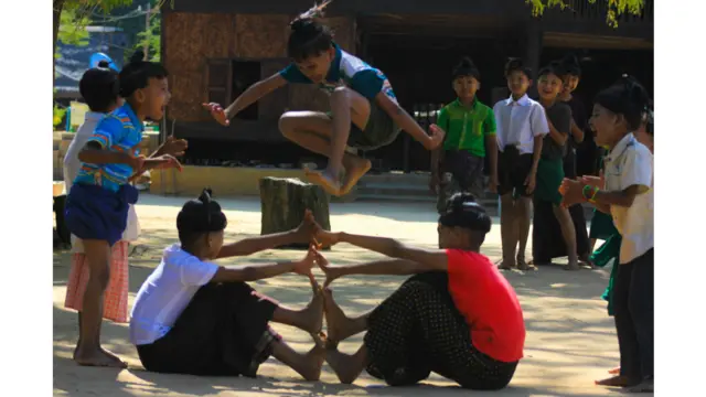 နောက်ထပ် မြန်မာ့ရိုးရာ ကစားနည်း တစ်ခု။