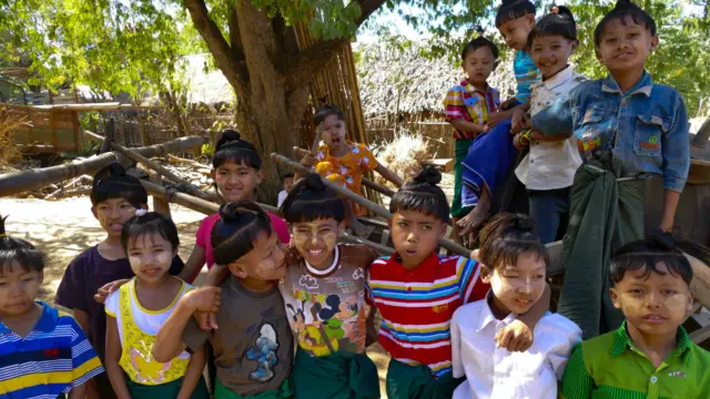 တစ်ရွာလုံးမှာ ကလေးပေါင်း ၂၄ ယောက် ရှိပြီး အားလုံး သျှောင်ပေစူး ကိုယ်စီနဲ့ ဖြစ်။