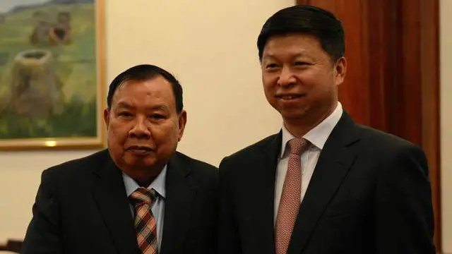 Trước khi tới Việt Nam, ông Tống Đào (phải) đã tới thăm Lào, quốc gia cũng vừa kết thúc việc bầu chọn dàn lãnh đạo cho năm năm tới