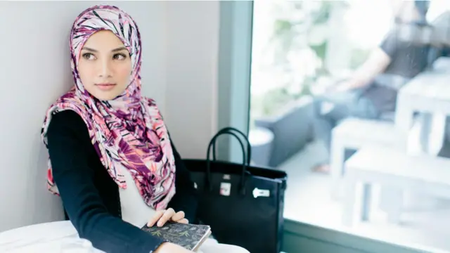 Noor Neelofa Mohd, 26 tuổi, người Hồi giáo, là nữ hoàng sắc đẹp, diễn viên và người dẫn chương trình của Malaysia. Cô có 1,4 triệu người theo dõi trên Twitter và 2,2 triệu trên Facebook. Cô cũng là một doanh nhân và là khuôn mặt đại diện của hãng thời trang Naelofar Hijab, do gia đình cô làm chủ. Mỗi khi cô xuất hiện trên màn ảnh, người hâm mộ ngay lập tức đổ đi mua những gì cô chọn mặc ngày hôm ấy, kể cả khăn trùm đầu.