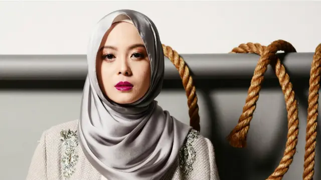 Malaysia, đất nước với 60% dân số là người Hồi giáo, không phải là nước duy nhất đang chứng kiến nhu cầu về thời trang cho phụ nữ Hồi giáo tăng vọt. Thị trường này được ước tính có trị giá 230 tỷ đôla trên toàn cầu vào năm 2014 và dự kiến sẽ đạt 327 tỷ đôla vào năm 2020. Nhu cầu đối với khăn trùm đầu, hay còn gọi là hijab, đang ngày càng tăng do ngày càng có nhiều phụ nữ Hồi giáo muốn dùng khăn che kín đầu. Doanh số của Naelofar, nơi mà chiếc khăn trùm đầu đắt nhất có giá chỉ 24 đôla, đã đạt đến 50 triệu ringgit (11,8 triệu đôla Mỹ) trong năm nay, cao gấp đôi so với chỉ tiêu của gia đình Noor.