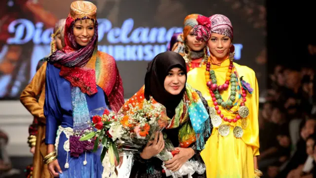 Dian Pelangi, nhà thiết kế người Indonesia được đào tạo tại Paris, với 2,5 triệu người theo dõi trên Instagram, gần đây được đưa vào danh sách 500 người có tầm ảnh hưởng lớn nhất trong lĩnh vực thời trang của tạp chí Anh Business of Fashion. Là nhà thiết kế thời trang hàng đầu trong việc tung ra các mẫu giản dị, cô có 14 cửa hàng phân phối tại Indonesia và một tại Malaysia.