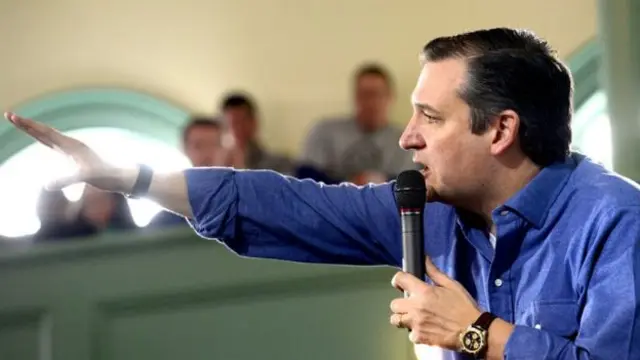 克鲁兹演讲时爱在台上走来走去，不看讲稿，不看提示器，出口成章。