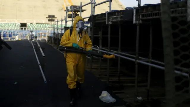 里约市政卫生人员在奥运场馆内进行灭蚊工作