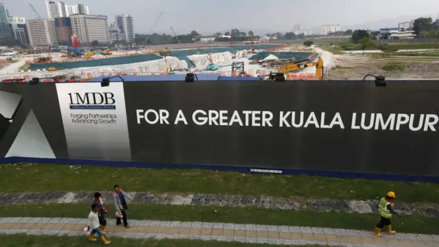 吉隆坡建筑工地前的1MDB公司宣传广告板