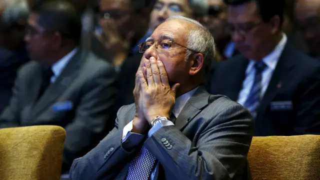 马来西亚总理纳吉布在公布财政预算案前祈祷