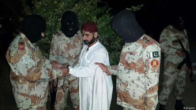 عزیر بلوچ سنہ 2013 میں حکومت کی جانب سے ٹارگٹ کلرز اور جرائم پیشہ افراد کے خلاف آپریشن شروع ہونے پر بیرون ملک فرار ہو گئے تھے