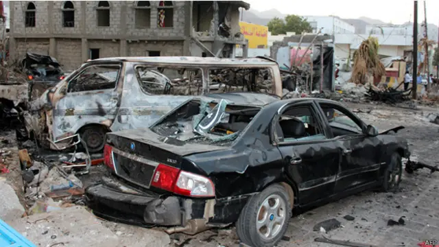 شهدت عدن الخميس الماضي عملية مماثلة نفذها انتحاري قال التنظيم إنه يتبعه واستهدفت الحزام الأمني الأول للقصر الرئاسي حيث يقيم الرئيس هادي