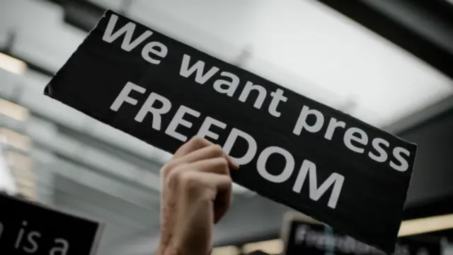上月香港示威者打出标语抗议新闻自由被侵犯
