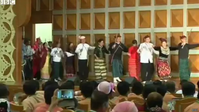 म्यांमार संसद में नृत्य गीत