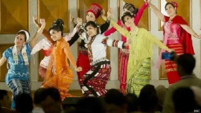 म्यांमार संसद में नृत्य गीत