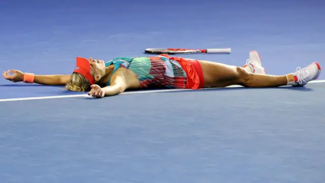 انھوں نے سرینا کو 6-4، 3-6، 6-4 سے شکست دی اور پہلی مرتبہ خواتین کے سنگلز مقابلوں میں آسٹریلین اوپن کا اعزاز جیتا۔