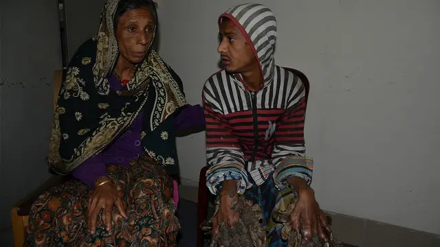 মা আমেনা বেগমের সাথে আবুল বাজানদার