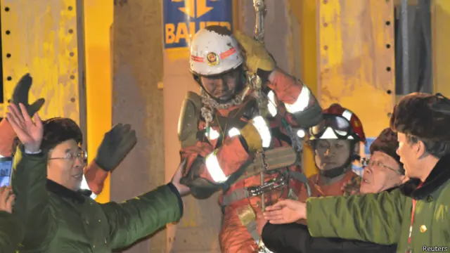 شارك أكثر من 400 من عمال الإنقاذ في عملية الوصول إلى الرجال الذين احتجزوا على مسافة أكثر من 200 مترا تحت سطح الأرض