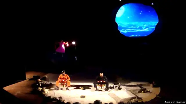 अभिषेक मजूमदार के नाटक का एक दृष्य.