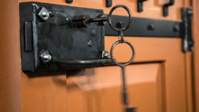 As pesadas portas das celas solitárias ainda apresentam suas fechaduras de ferro