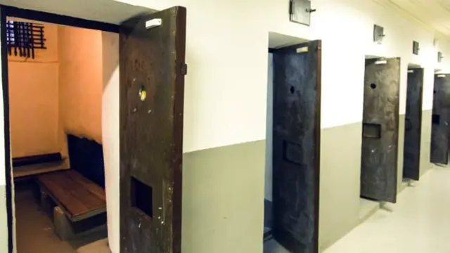 Hóspedes podem fazer um tour que inclui a comida da prisão e dormir em uma solitária