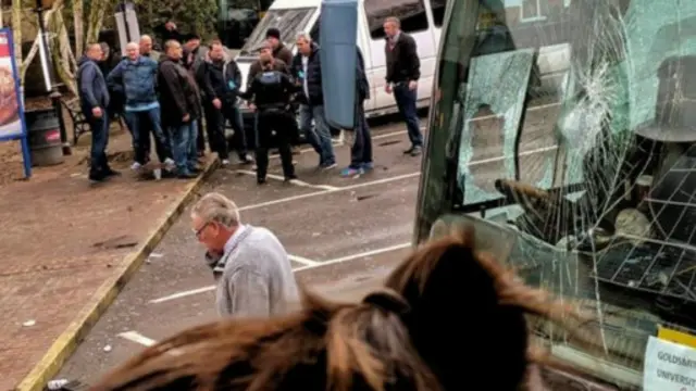 几辆大客车遭到破坏