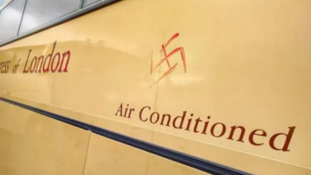 几辆大客车遭到破坏