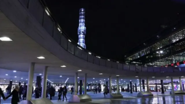 Surat kabar itu juga mengutip saksi lainnya yang mengatakan dia melihat sejumlah pria memukuli orang-orang yang terlihat sebagai imigran di wilayah Sergelstorg, Stockholm.