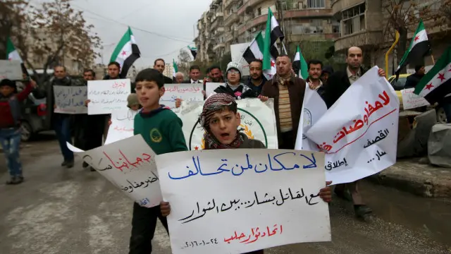 د حلب ځینو اوسېدونکو د بندیانو خوشي کېدو او پر ځینو سیمو د کلابندۍ پای ته رسېدو غوښتنه وکړه.