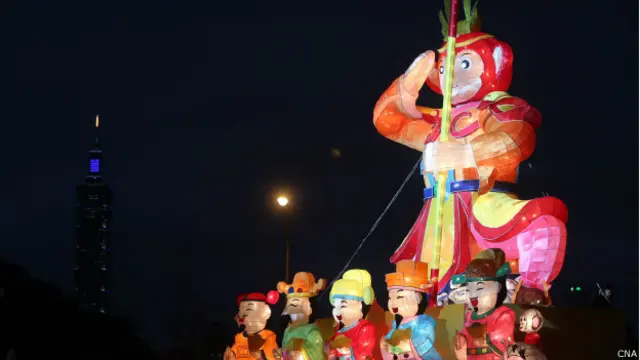 台北松山慈惠堂主題燈「金猴獻寶 財神報到」，以孫悟空搭配五路財神，屬於傳統的花燈造型。