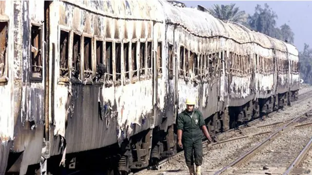 لقي اكثر من 100 شخص مصرعهم احتراقا عام 2002 عندما شب حريق في قطار في العياط