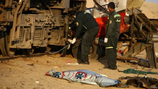 هناك آلاف الفتحات التي أحدثها الأهالي في سياج السكك الحديد 