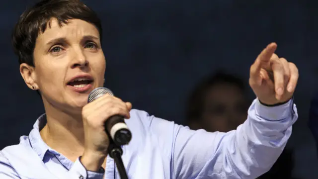 AfD partisi lideri Frauke Petry'nin 'Sığınmacılara gerekirse ateş açılmalı' sözleri Almanya'da büyük tepkiyle karşılandı.