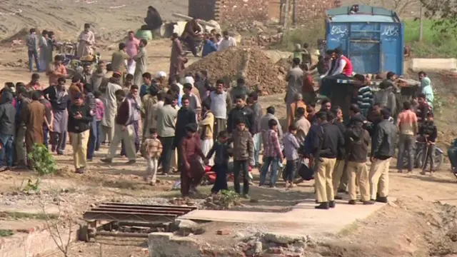 اس سے قبل بدھ 27 جنوری کو سمن آباد کے علاقے میں بھی منصوبے سے متاثر ہونے والے لوگوں نے احتجاجی جلوس نکالا تھا