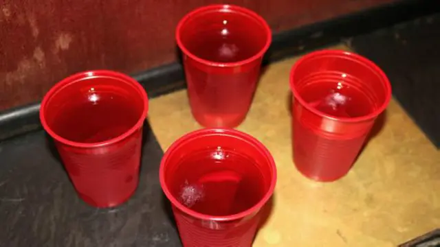 Tamango é servido em copos de plástico, com gelo e limão