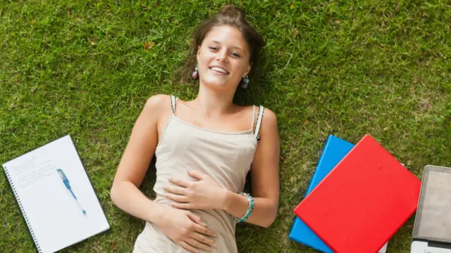 Una joven en la grama