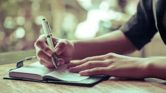 Una persona escribiendo